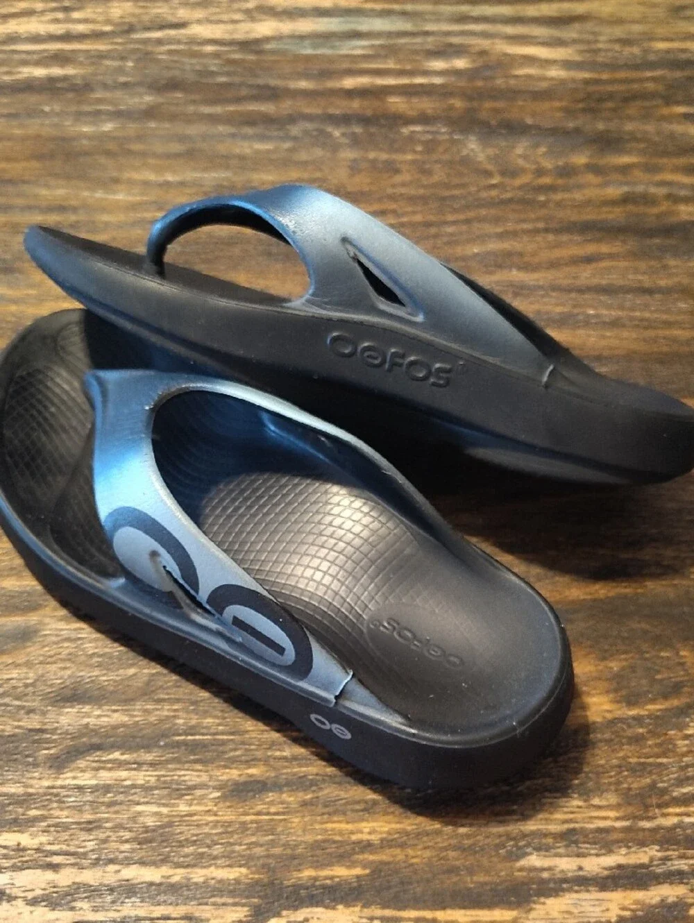 OOFOS Men’s Black and Blue Oofoam Recovery Flipflops Sandals